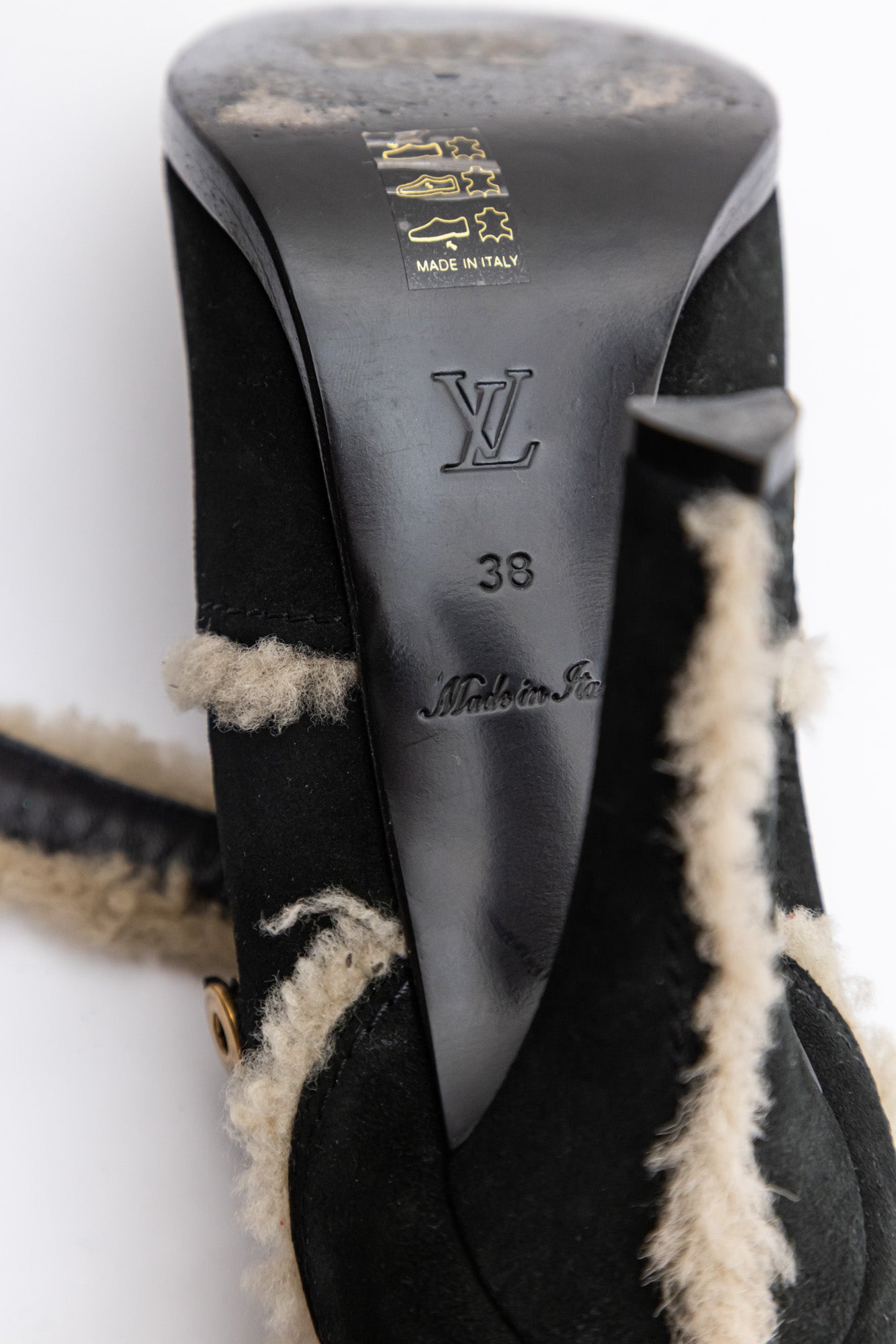 LOUIS VUITTON Кожаные туфли на каблуке с мехом