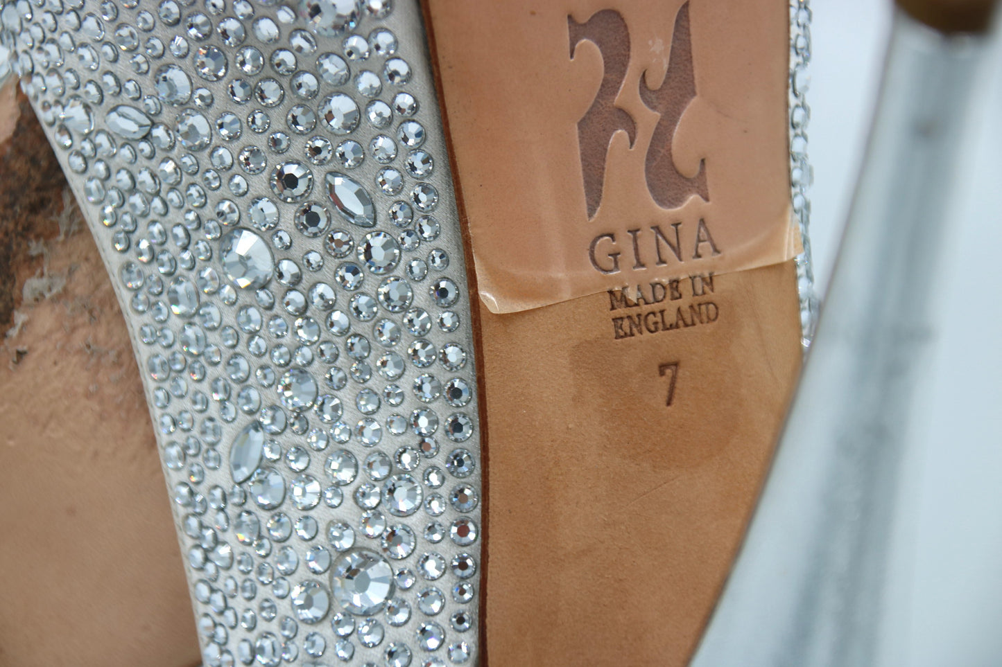 סנדלי Slingback בפלטפורמת Pep Toe פלטפורמת GINA כסף סאטן קריסטל