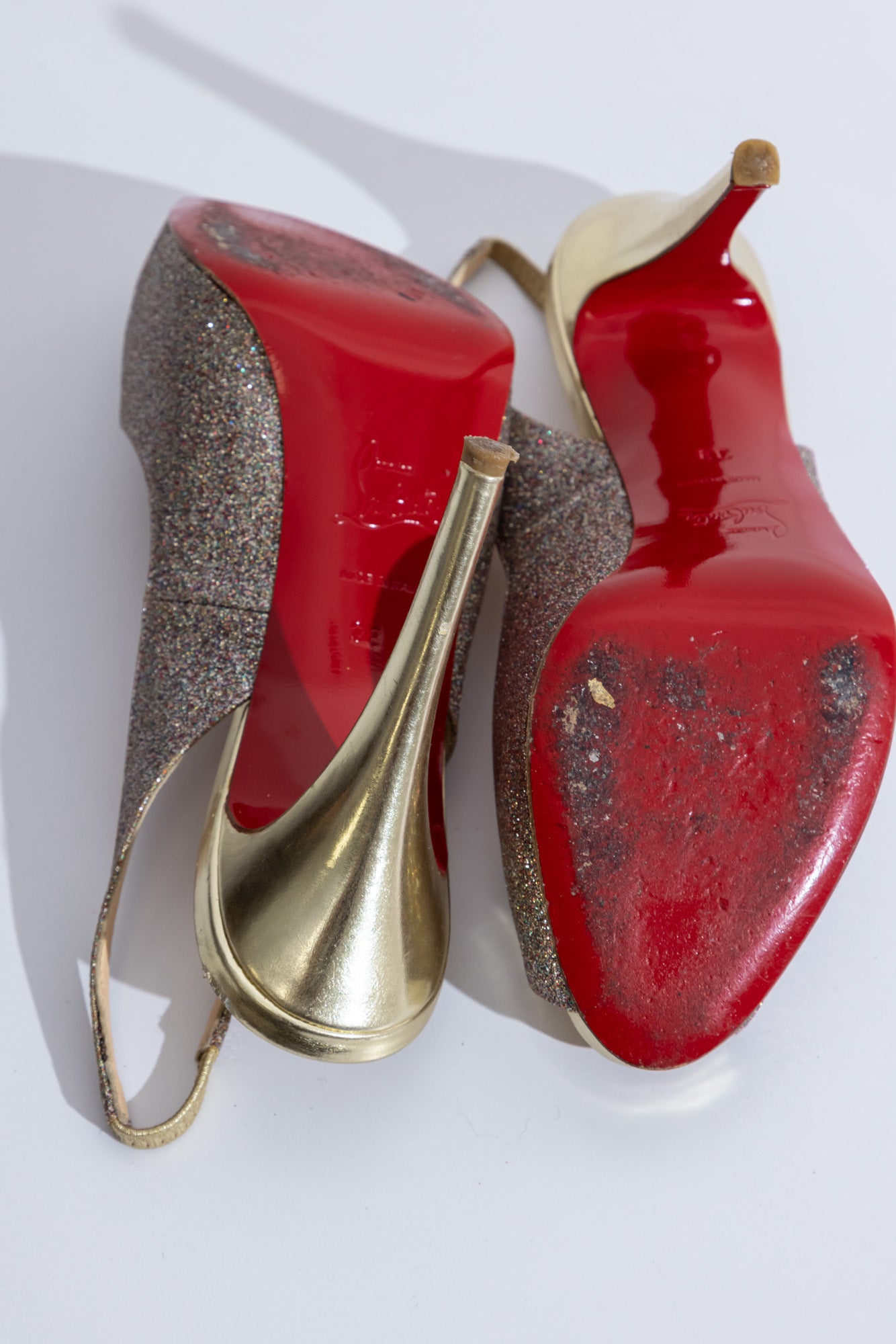 CHRISTIAN LOUBOUTIN Блестящие туфли на каблуке с ремешком на пятке на платформе