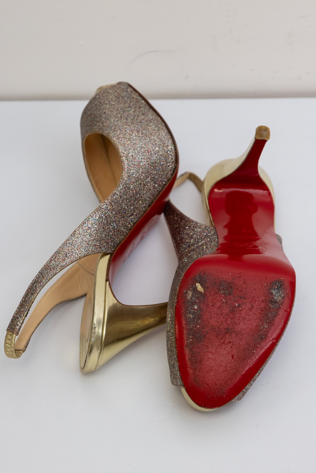 CHRISTIAN LOUBOUTIN Блестящие туфли на каблуке с ремешком на пятке на платформе