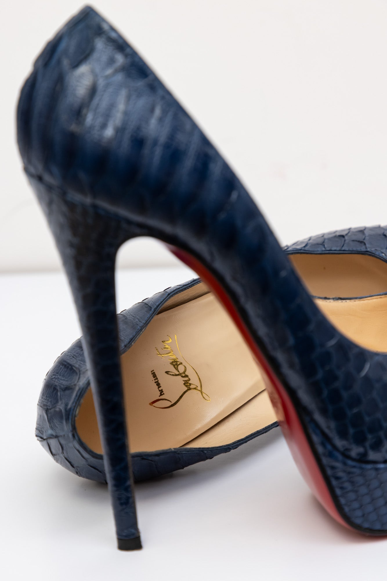 CHRISTIAN LOUBOUTIN Синие туфли из крокодиловой кожи
