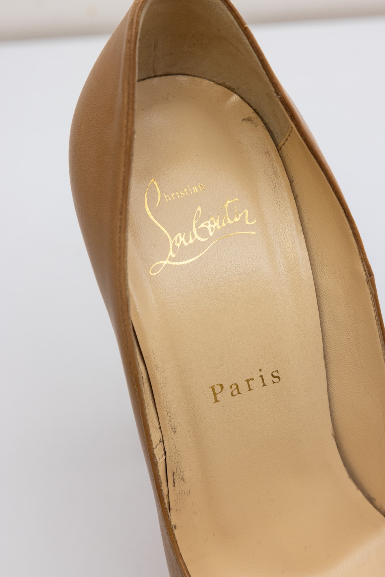 CHRISTIAN LOUBOUTIN Туфли-лодочки на платформе с красной подошвой и открытым носком на деревянном каблуке светло-коричневого цвета