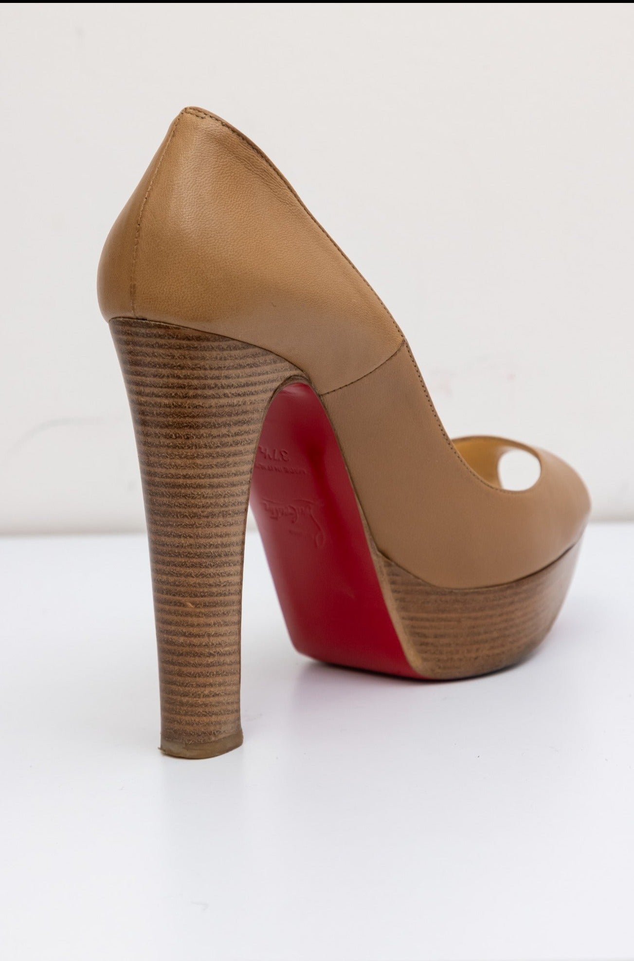CHRISTIAN LOUBOUTIN Туфли-лодочки на платформе с красной подошвой и открытым носком на деревянном каблуке светло-коричневого цвета