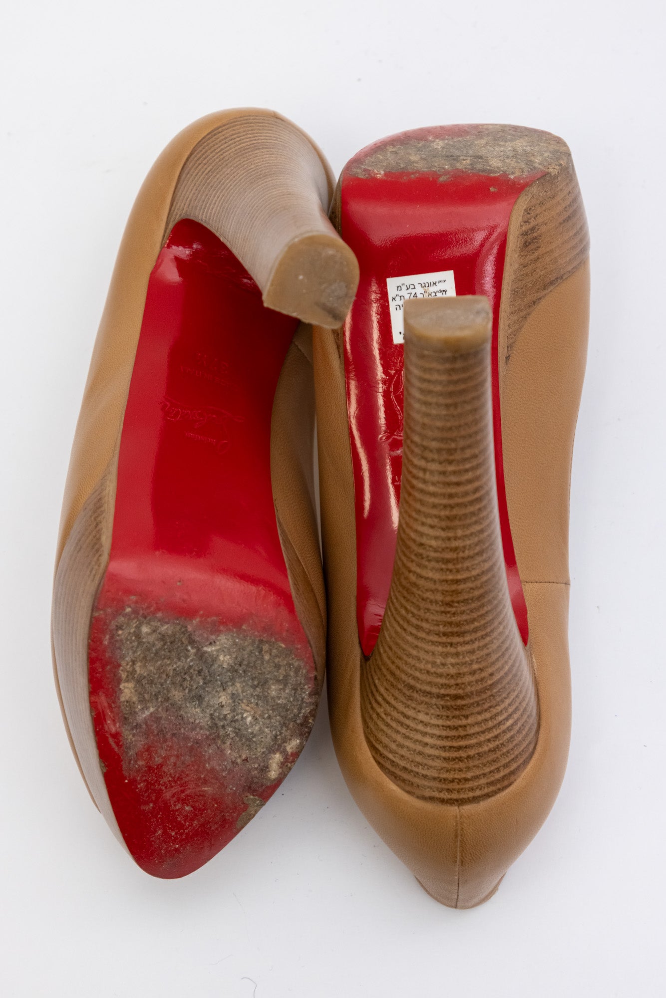 CHRISTIAN LOUBOUTIN Туфли-лодочки на платформе с красной подошвой и открытым носком на деревянном каблуке светло-коричневого цвета
