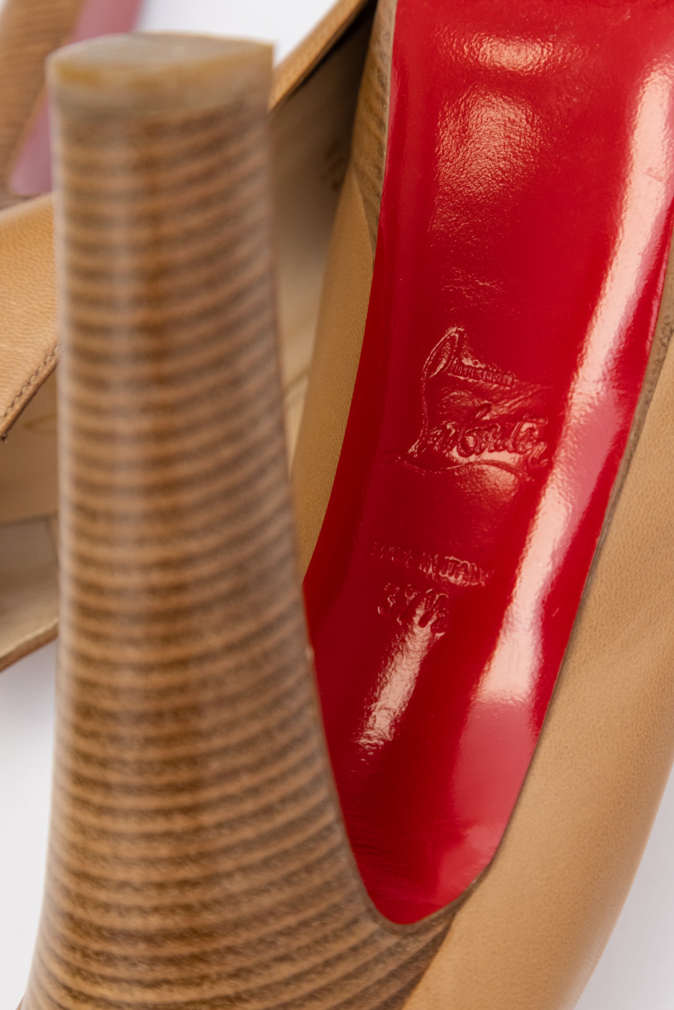 CHRISTIAN LOUBOUTIN Туфли-лодочки на платформе с красной подошвой и открытым носком на деревянном каблуке светло-коричневого цвета