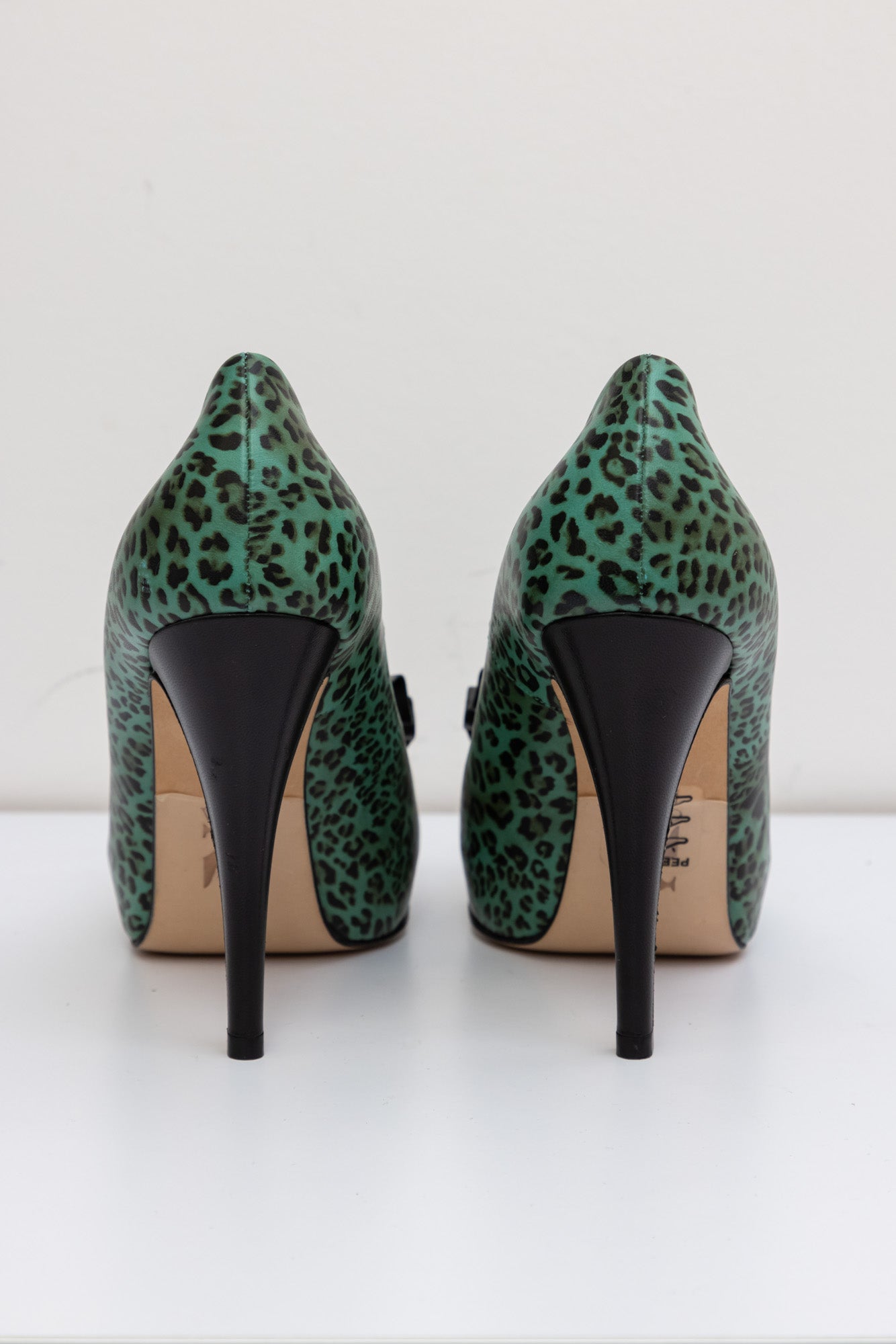 GINA Lederschuhe mit grünen Absätzen und Leopardenmuster
