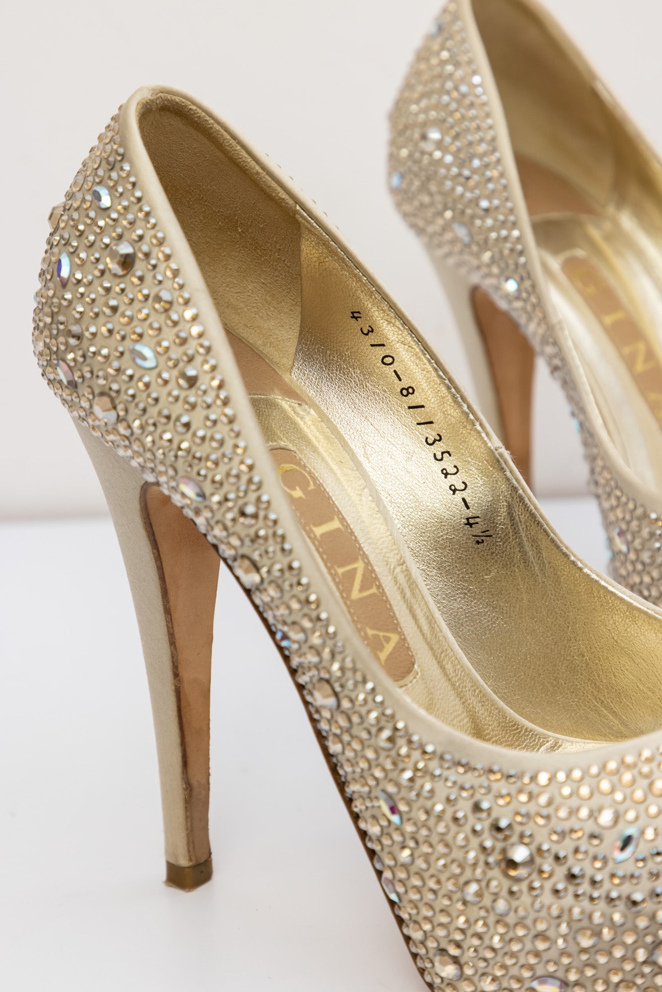 GINA Kristallverzierte Satin-Plateaupumps