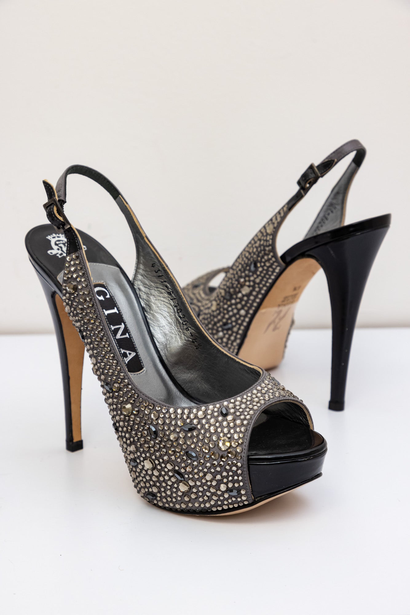 GINA Graue Satin-Kristallverzierte Peep-Toe-Sandalen