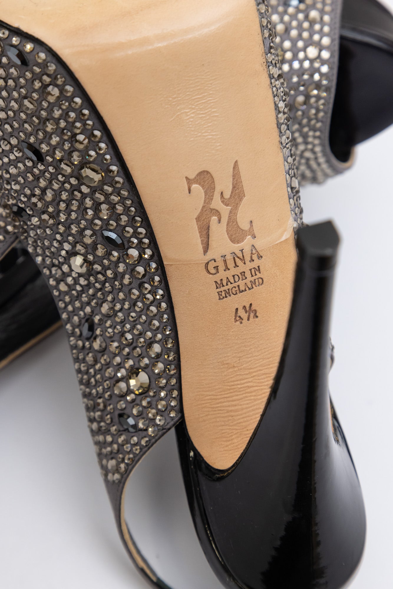 GINA Graue Satin-Kristallverzierte Peep-Toe-Sandalen