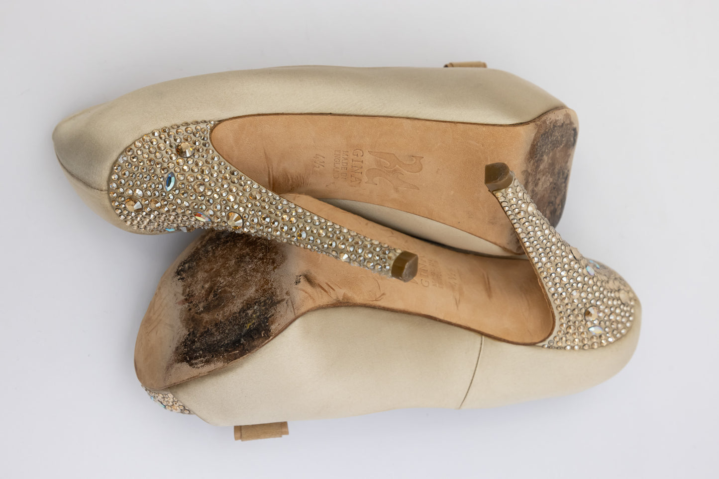 GINA Pumps aus goldenem Satin mit Kristallverzierung