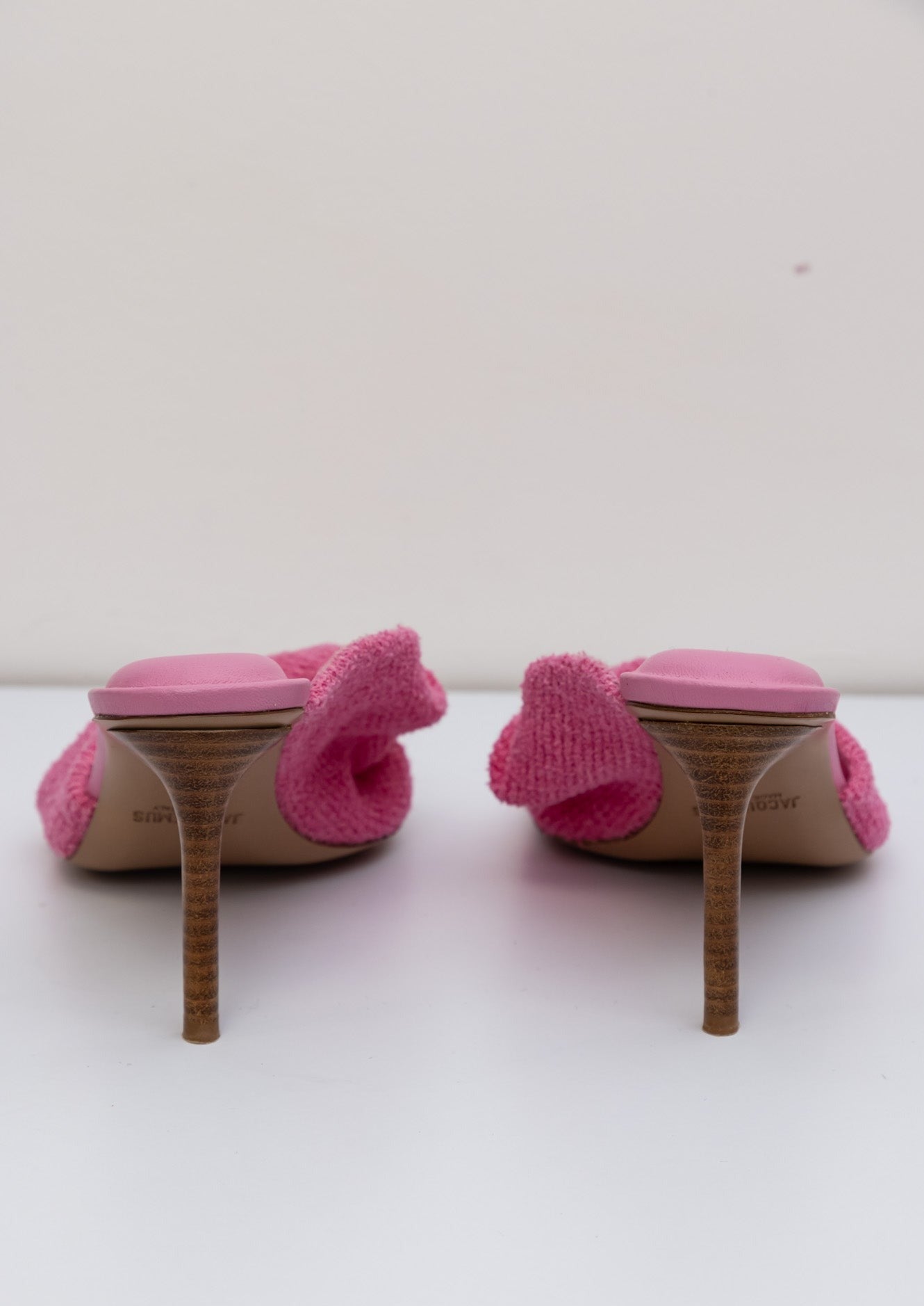 JACQUEMUS Розовые босоножки на каблуке 'Les Mules Bagnu'