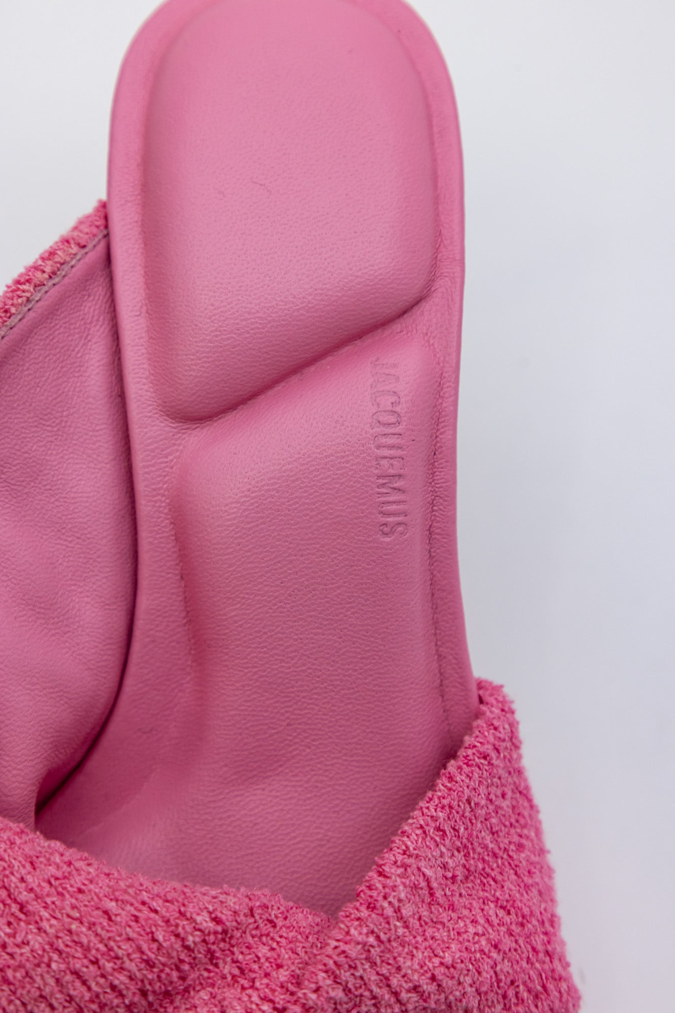 JACQUEMUS Розовые босоножки на каблуке 'Les Mules Bagnu'