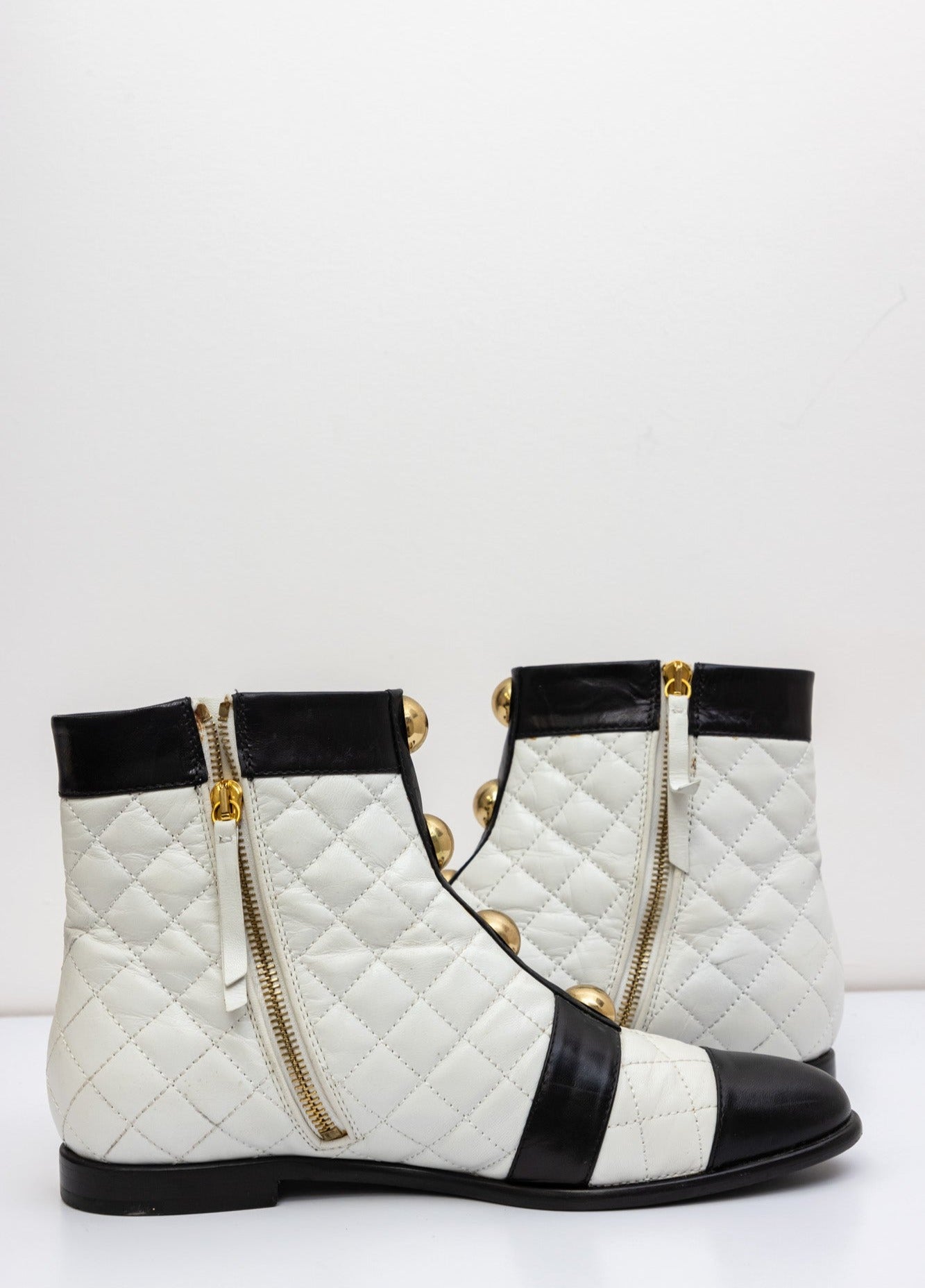 Moschino white and black Matelassé leather boot with buckles