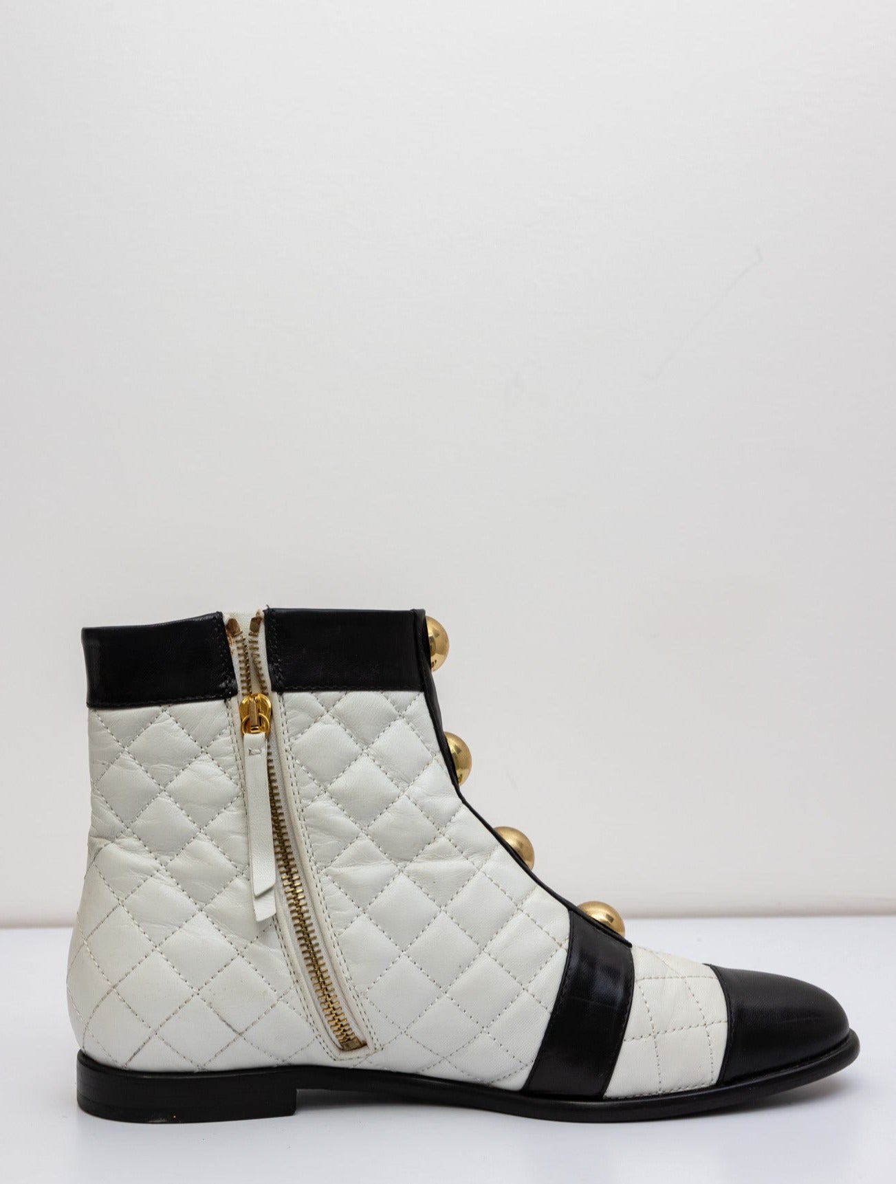 Moschino white and black Matelassé leather boot with buckles
