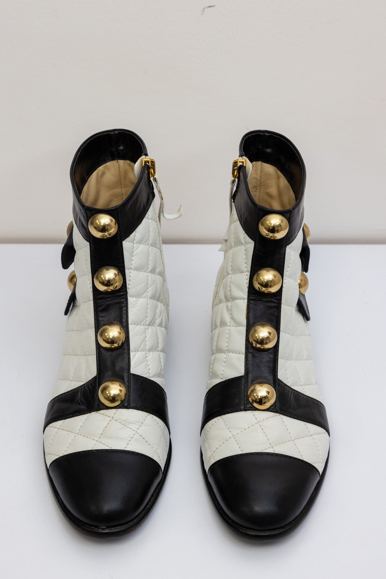Moschino white and black Matelassé leather boot with buckles