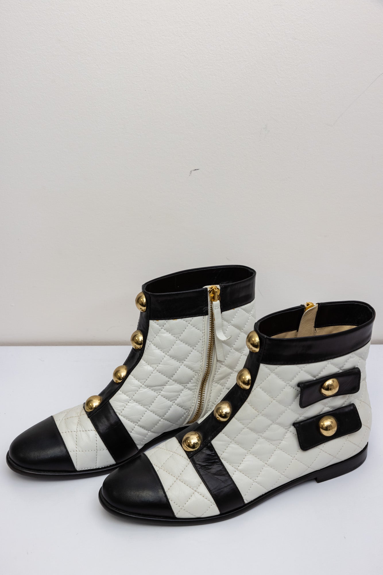 Moschino white and black Matelassé leather boot with buckles
