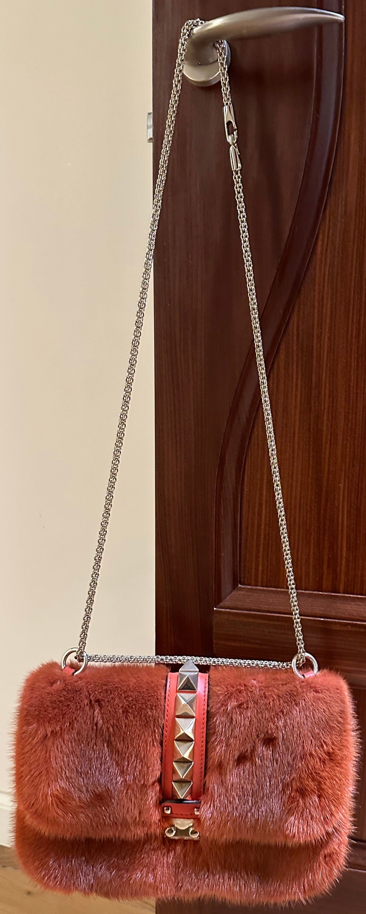 VALENTINO GARAVANI mink shoulder bag with gold-tone chain strap