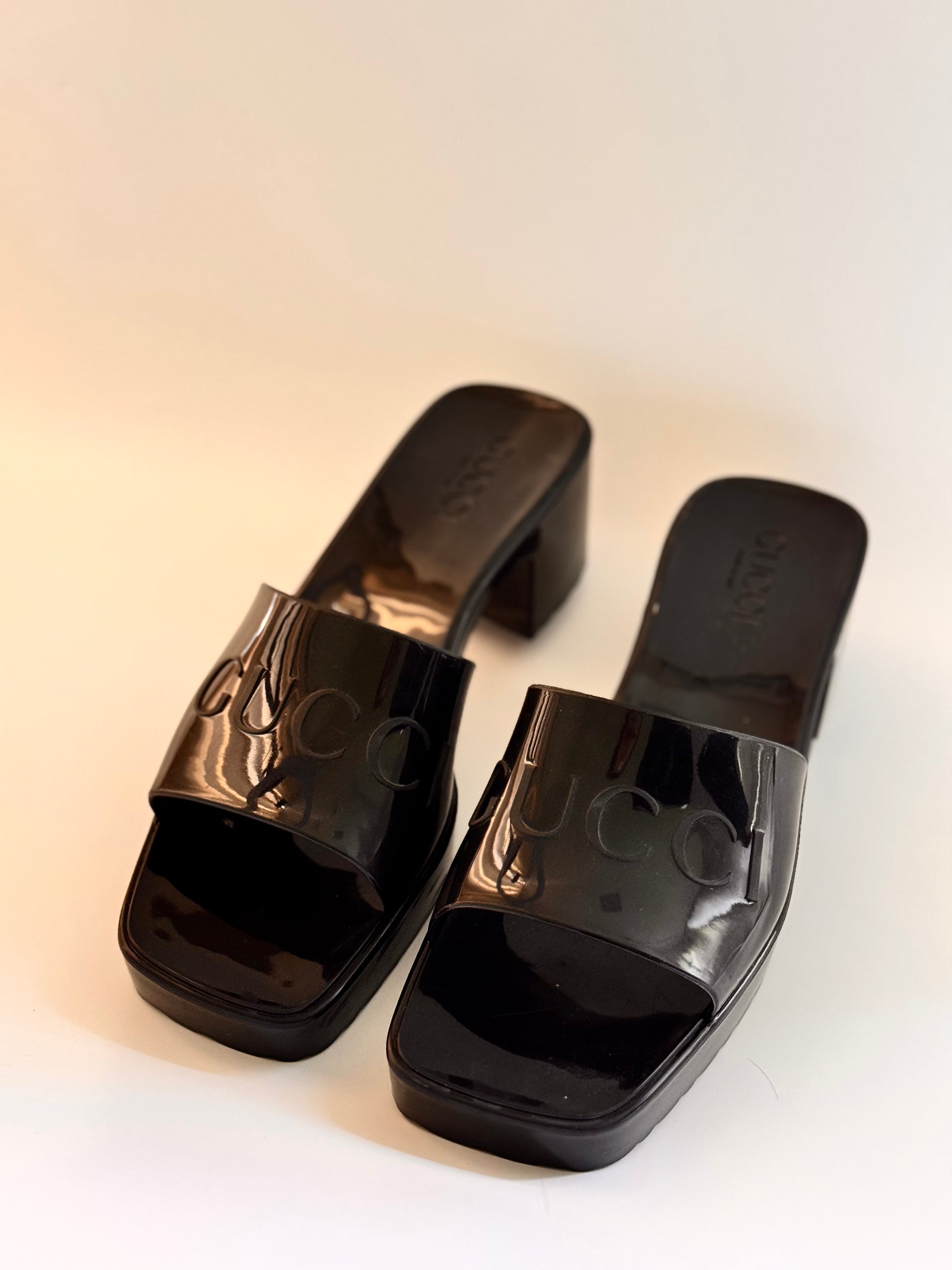 GUCCI black rubber logo slide sandals with embossed logo