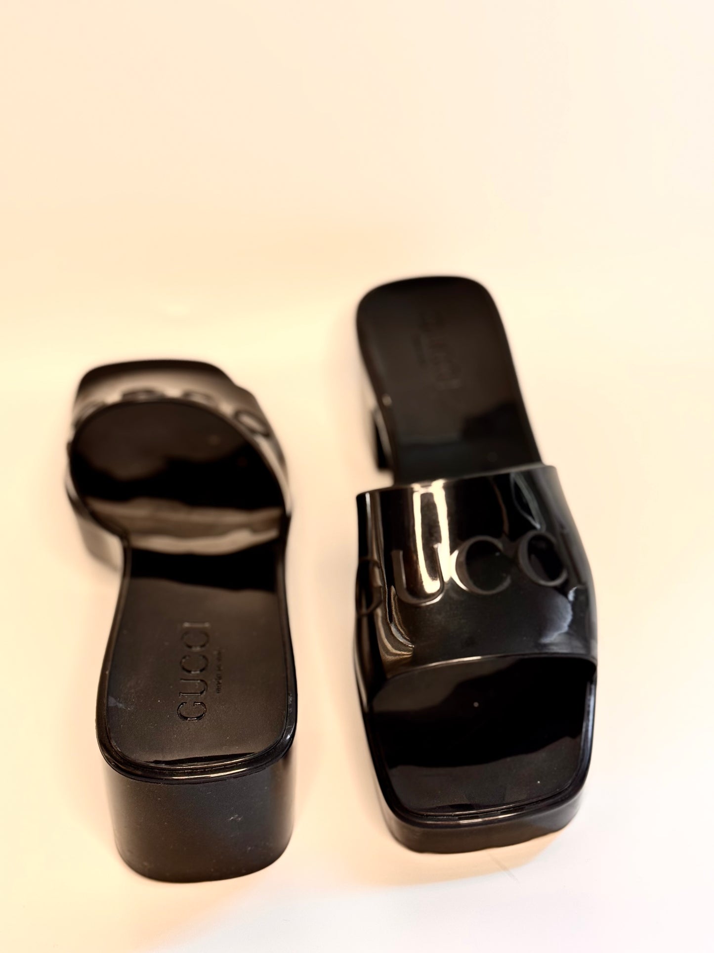 GUCCI black rubber logo slide sandals with embossed logo