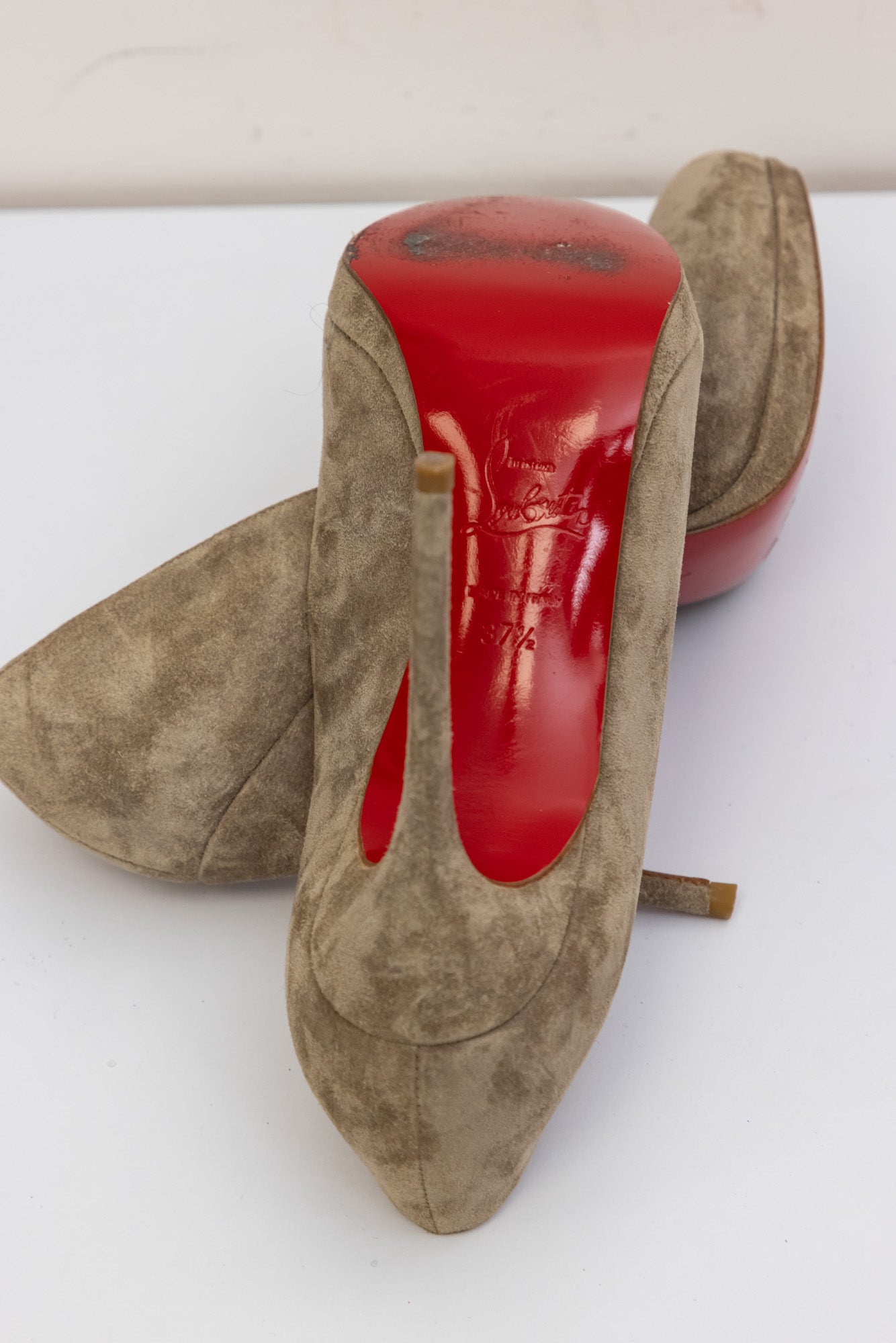 CHRISTIAN LOUBOUTIN Серые замшевые туфли-лодочки с красной подошвой и круглым носком