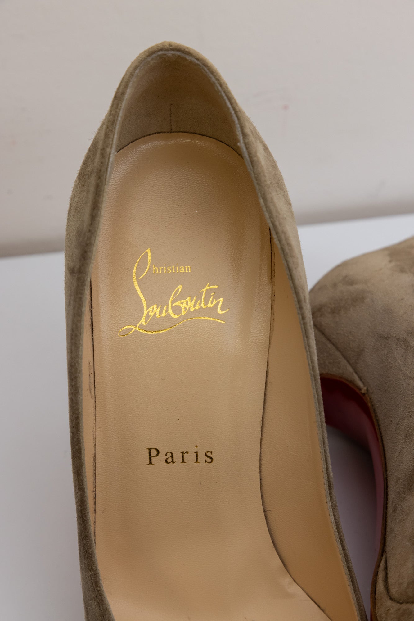 CHRISTIAN LOUBOUTIN Escarpins à bout rond en daim gris et rouge