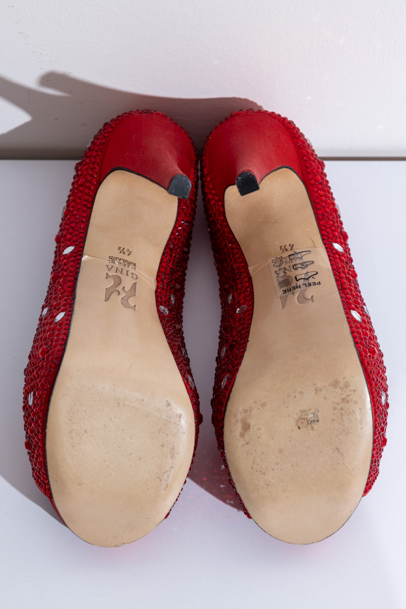 GINA Красные атласные туфли-лодочки на платформе с открытым носком, украшенные кристаллами