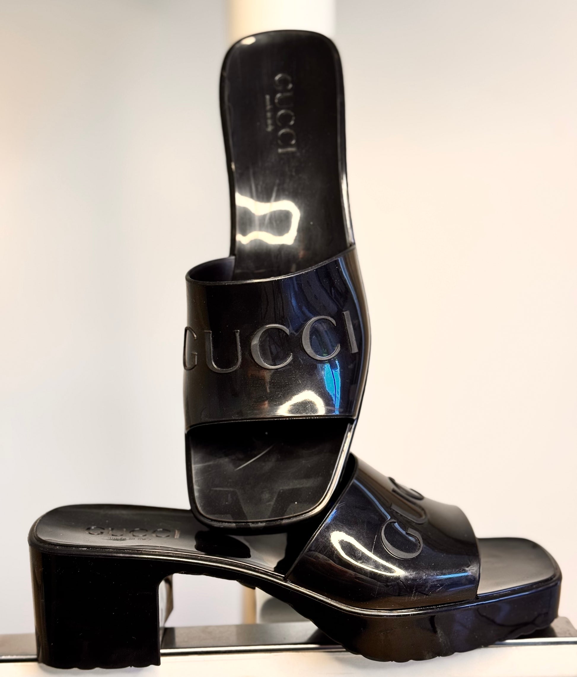 GUCCI black rubber logo slide sandals with embossed logo