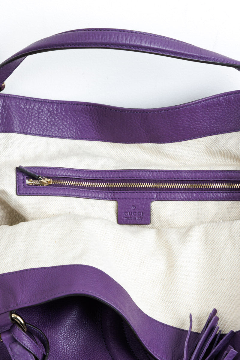 Пурпурная объемная сумка Soho среднего размера из шагреневой кожи GUCCI | Фирменный дизайн GG