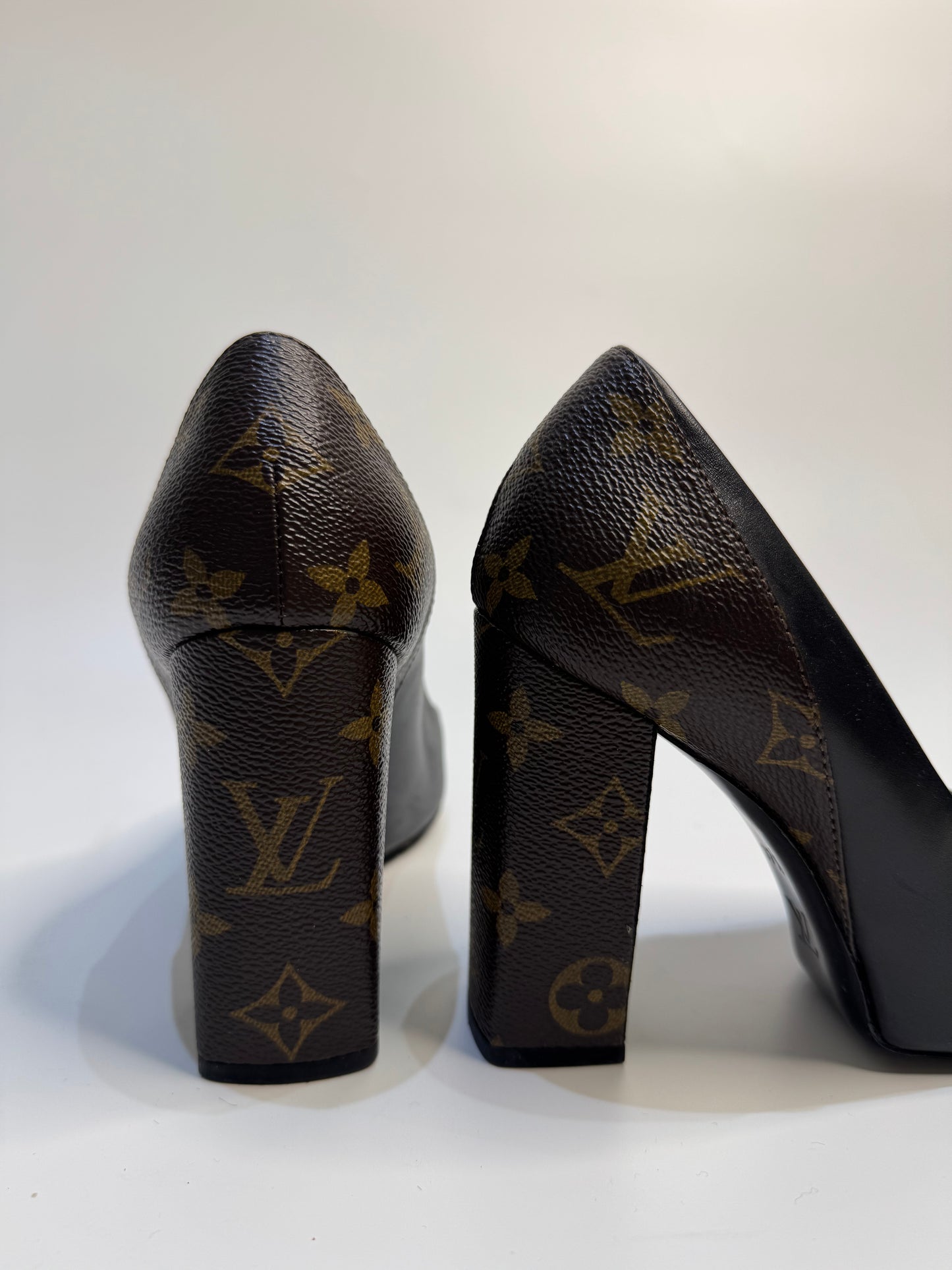 LOUIS VUITTON Black/Brown Leather and Monogram Canvas Pointed Toe Block Heel Pumps – Size 37.5 | Made in Italy