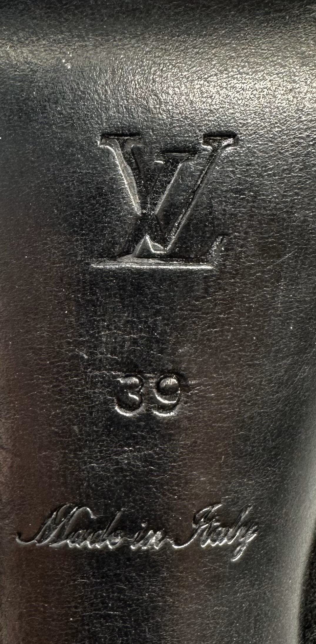 LOUIS VUITTON Escarpins à plateforme en daim noir avec détails en métal LV