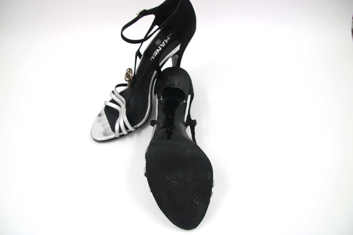 CHANEL Черные/серебристые атласные сандалии с ремешком на щиколотке