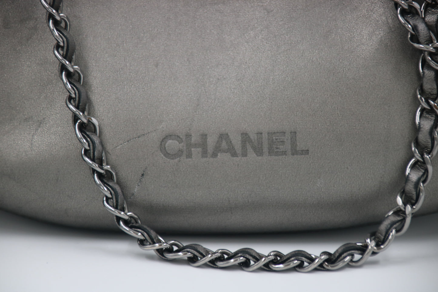 CHANEL Abendtasche aus Metallic-Grauem Leder mit Quasten