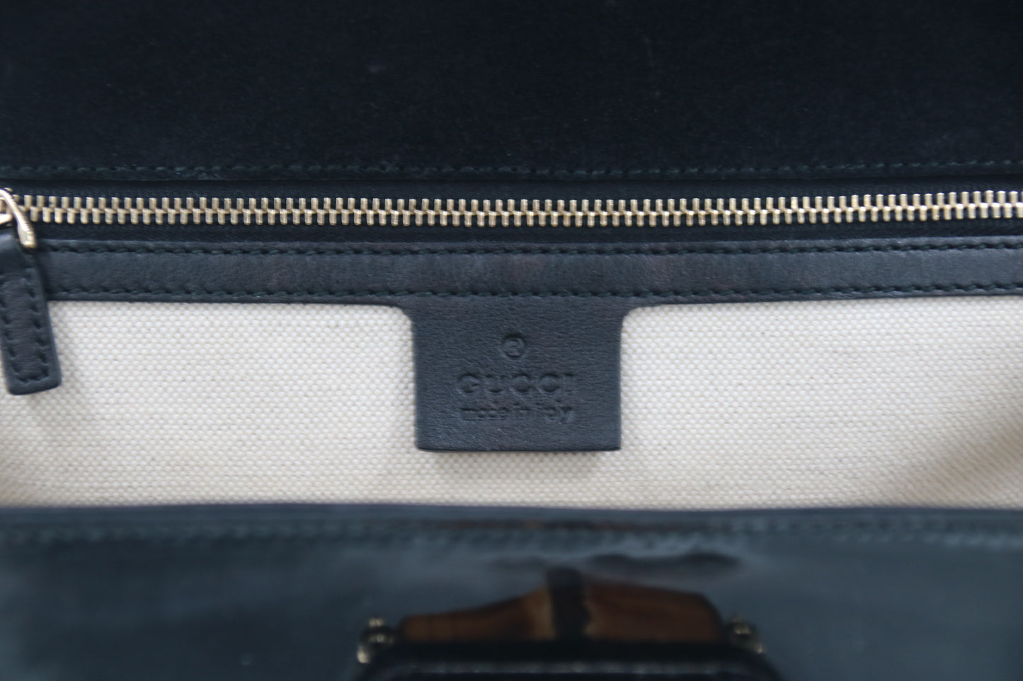 Черная сумка из лакированной кожи GUCCI New Bamboo с верхней ручкой