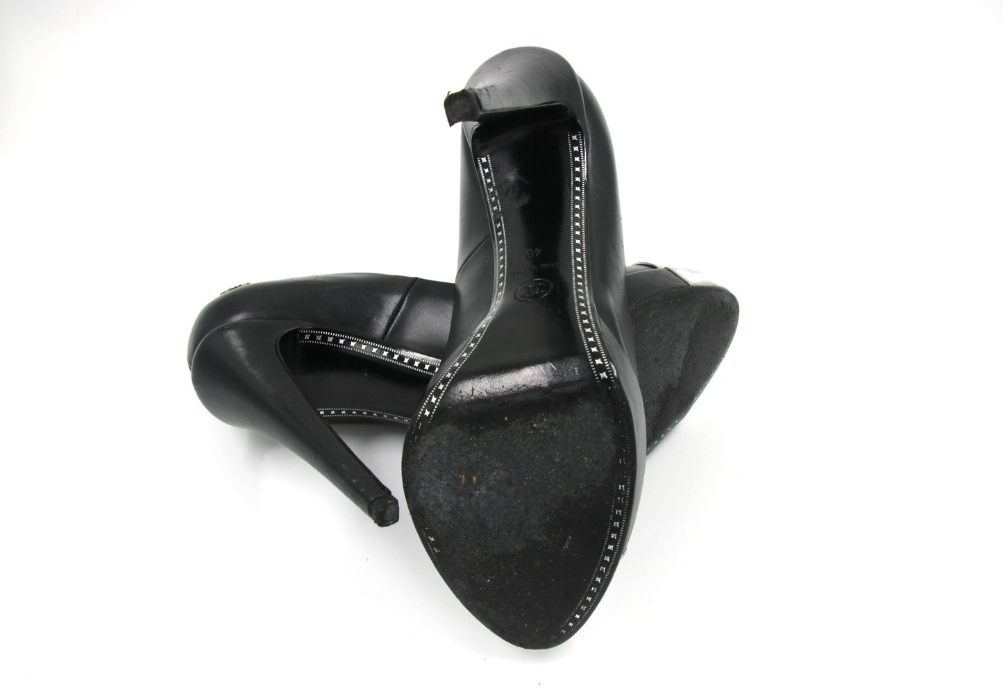 Черные кожаные серебристые туфли-лодочки CHANEL с закрытым носком