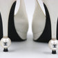 CHANEL Бело-черные кожаные туфли-лодочки CC с жемчугом