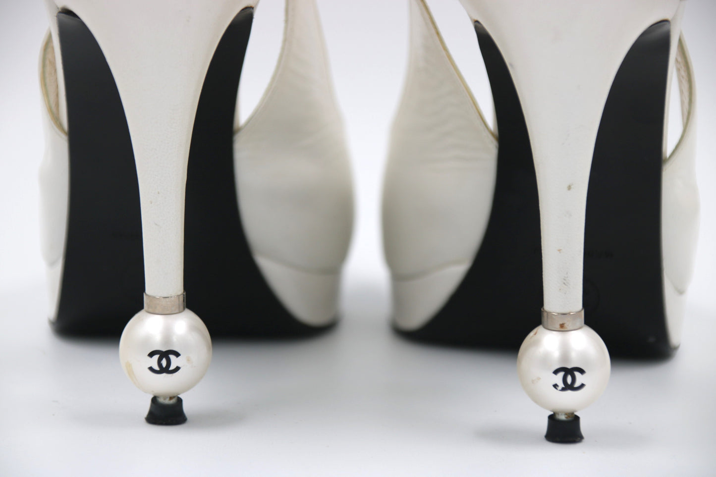 CHANEL Pumps aus weißem und schwarzem Leder mit CC-Perlen