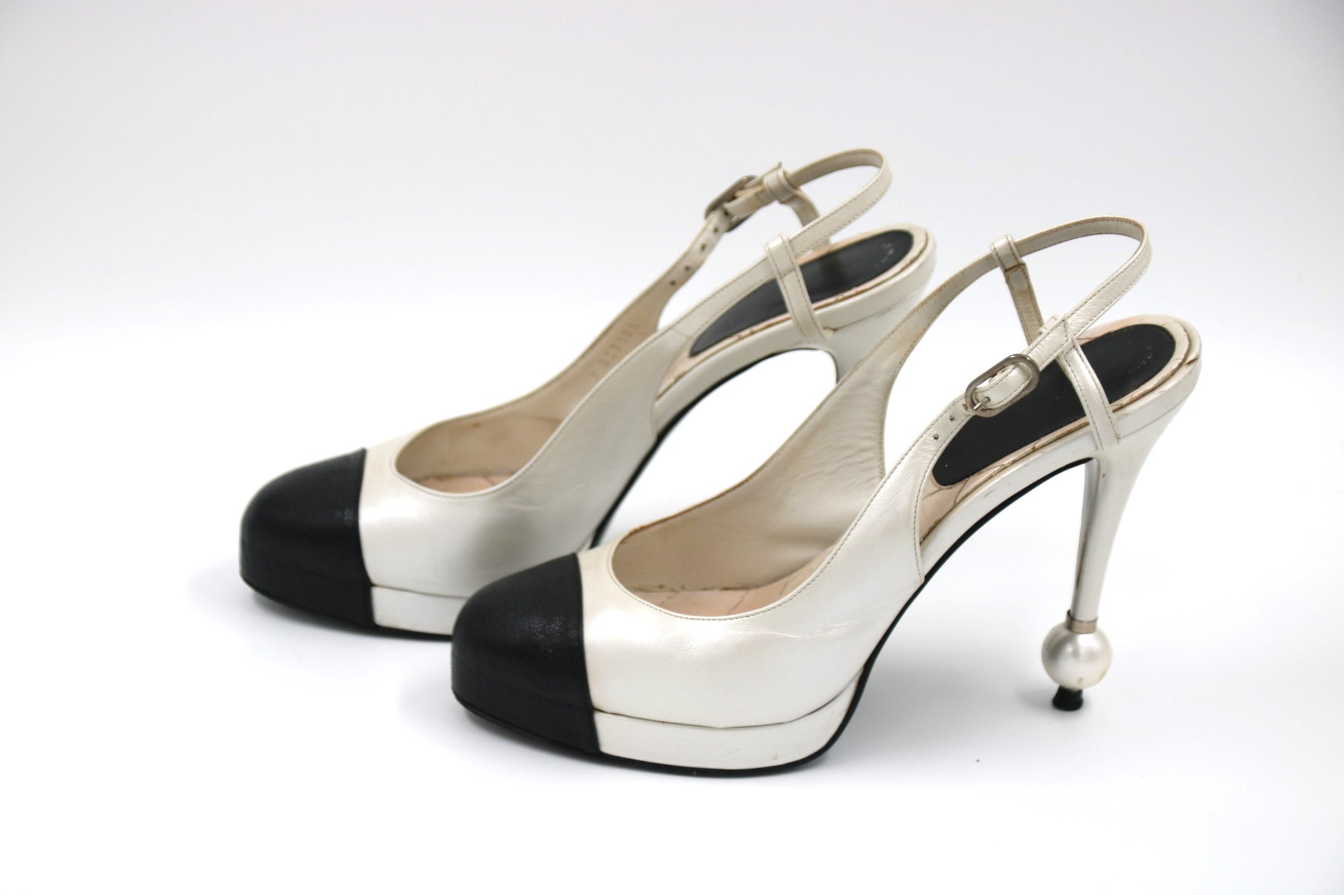 CHANEL White & Black Leather CC Pearl Pump Heels Size 40