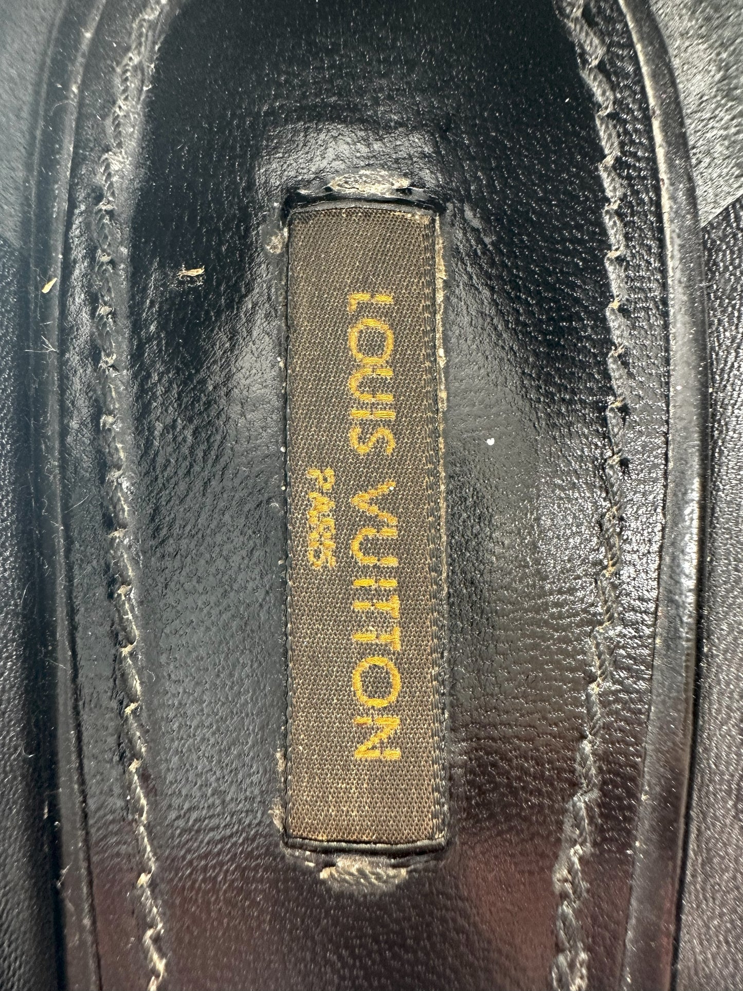 LOUIS VUITTON Schwarze Wildleder-Plateau-Pumpschuhe mit LV-Metalldetails