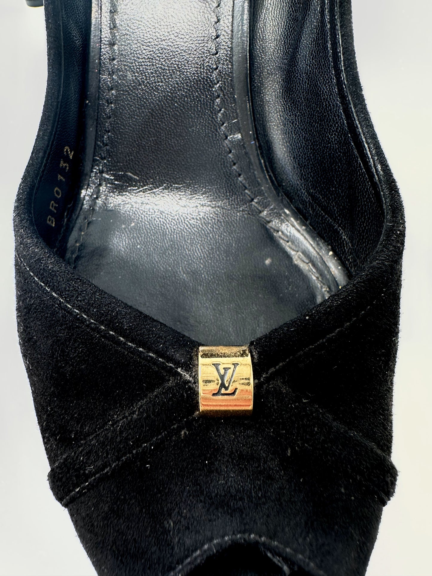 LOUIS VUITTON Schwarze Wildleder-Plateau-Pumpschuhe mit LV-Metalldetails