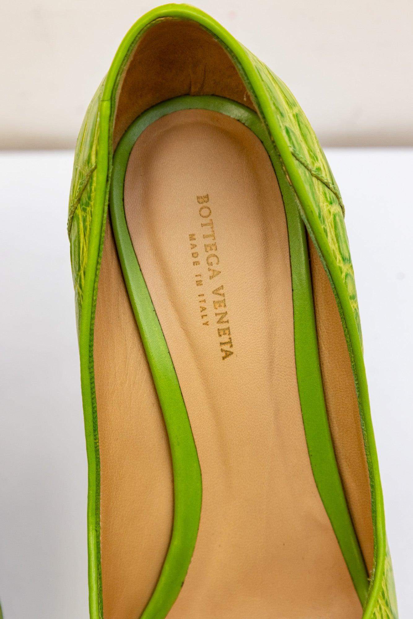 BOTTEGA VENETA Зеленые туфли-лодочки из кожи аллигатора с открытым носком
