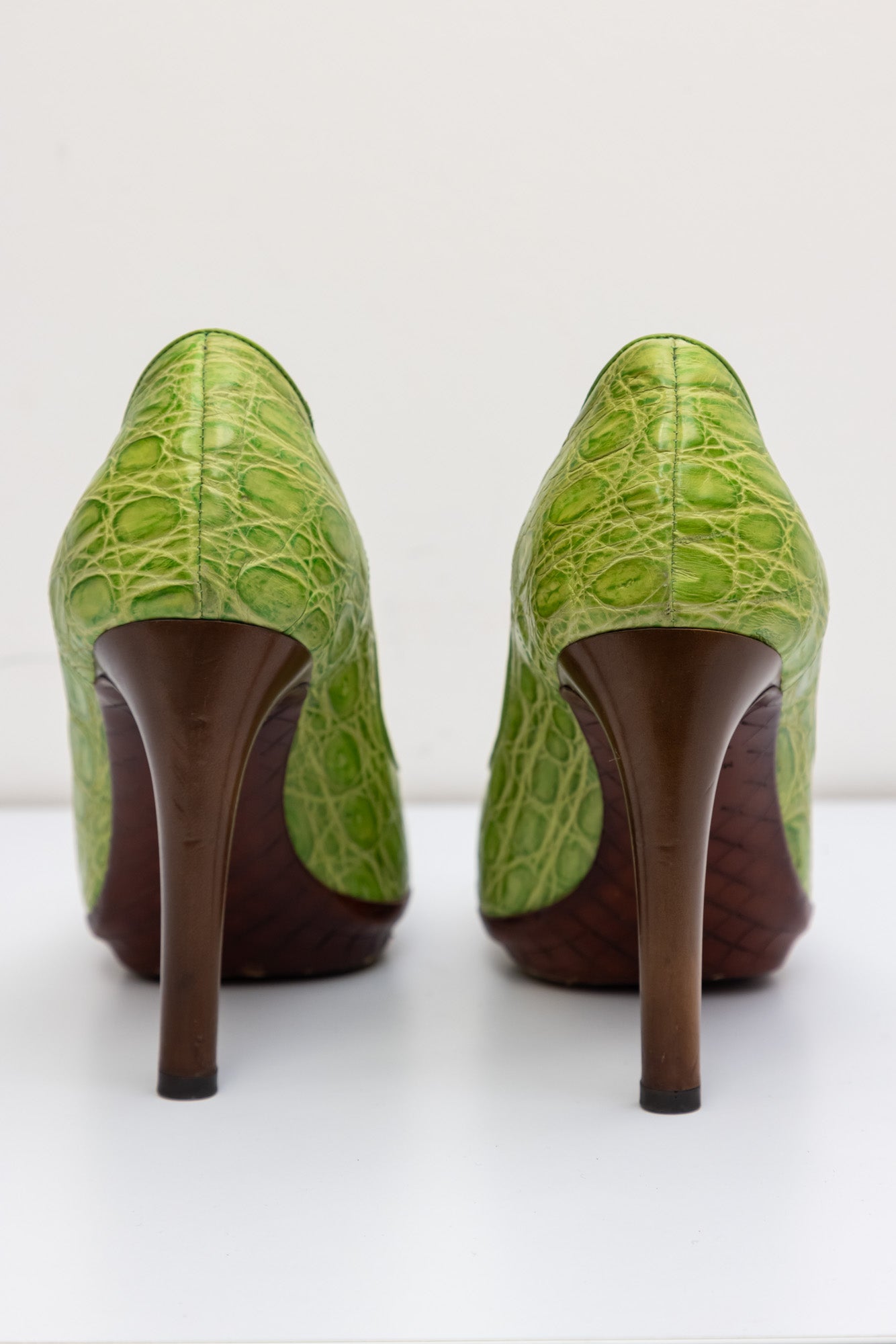 BOTTEGA VENETA Зеленые туфли-лодочки из кожи аллигатора с открытым носком