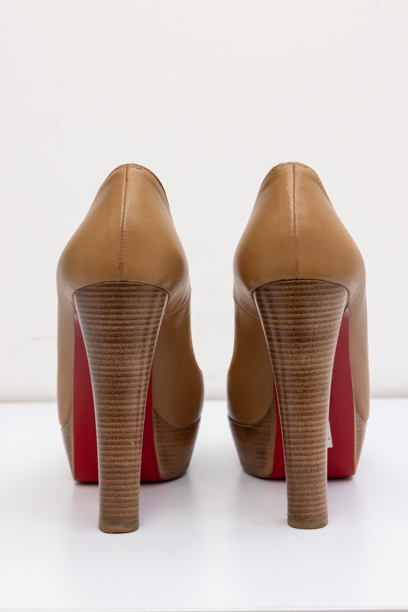 CHRISTIAN LOUBOUTIN Туфли-лодочки на платформе с красной подошвой и открытым носком на деревянном каблуке светло-коричневого цвета