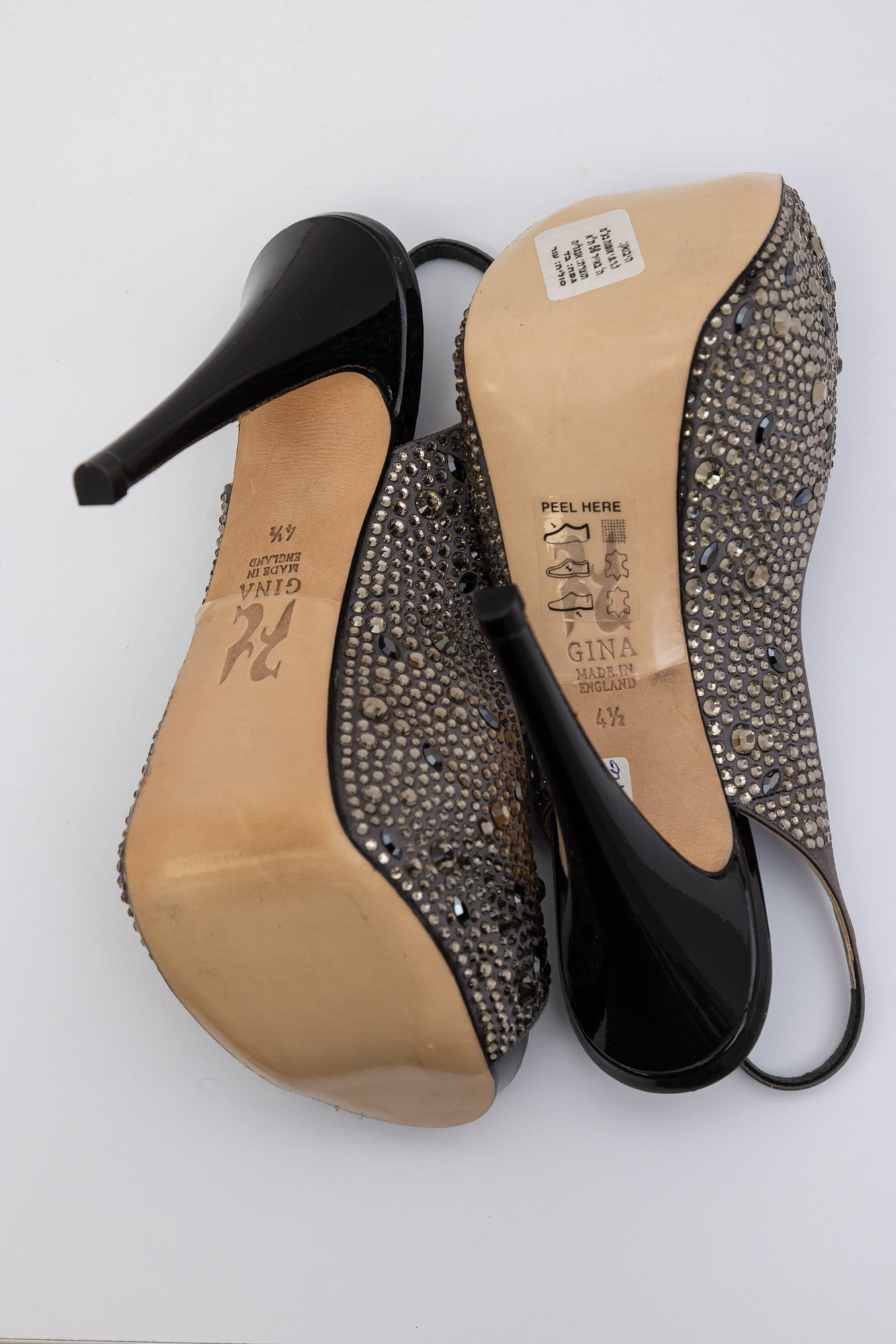 GINA Серые атласные сандалии с открытым носком, украшенные кристаллами