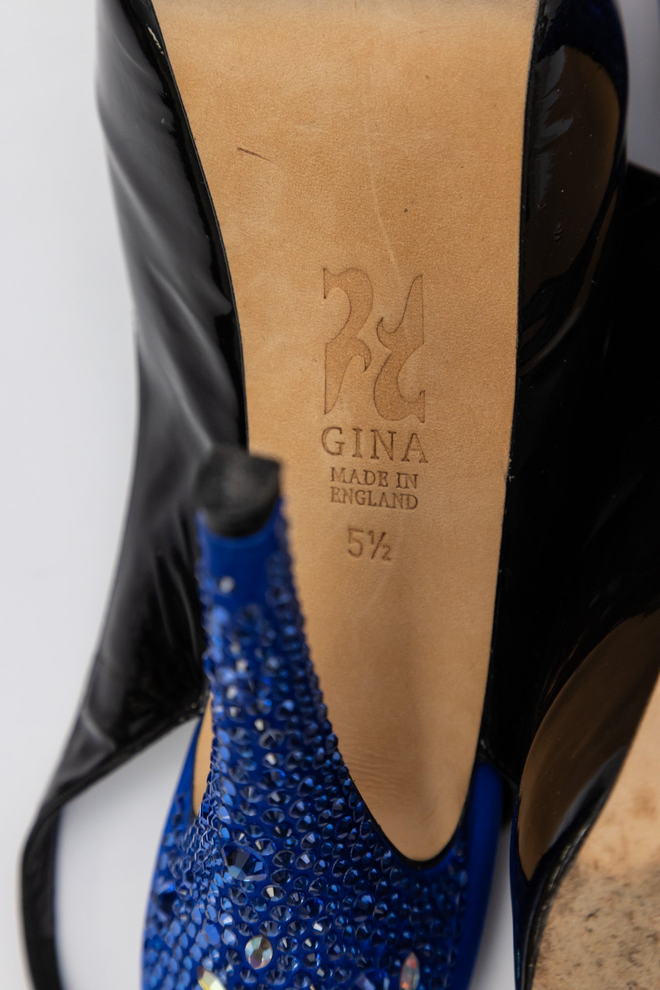 Сандалии GINA из лакированной кожи с открытым носком и ремешком на пятке с синими кристаллами
