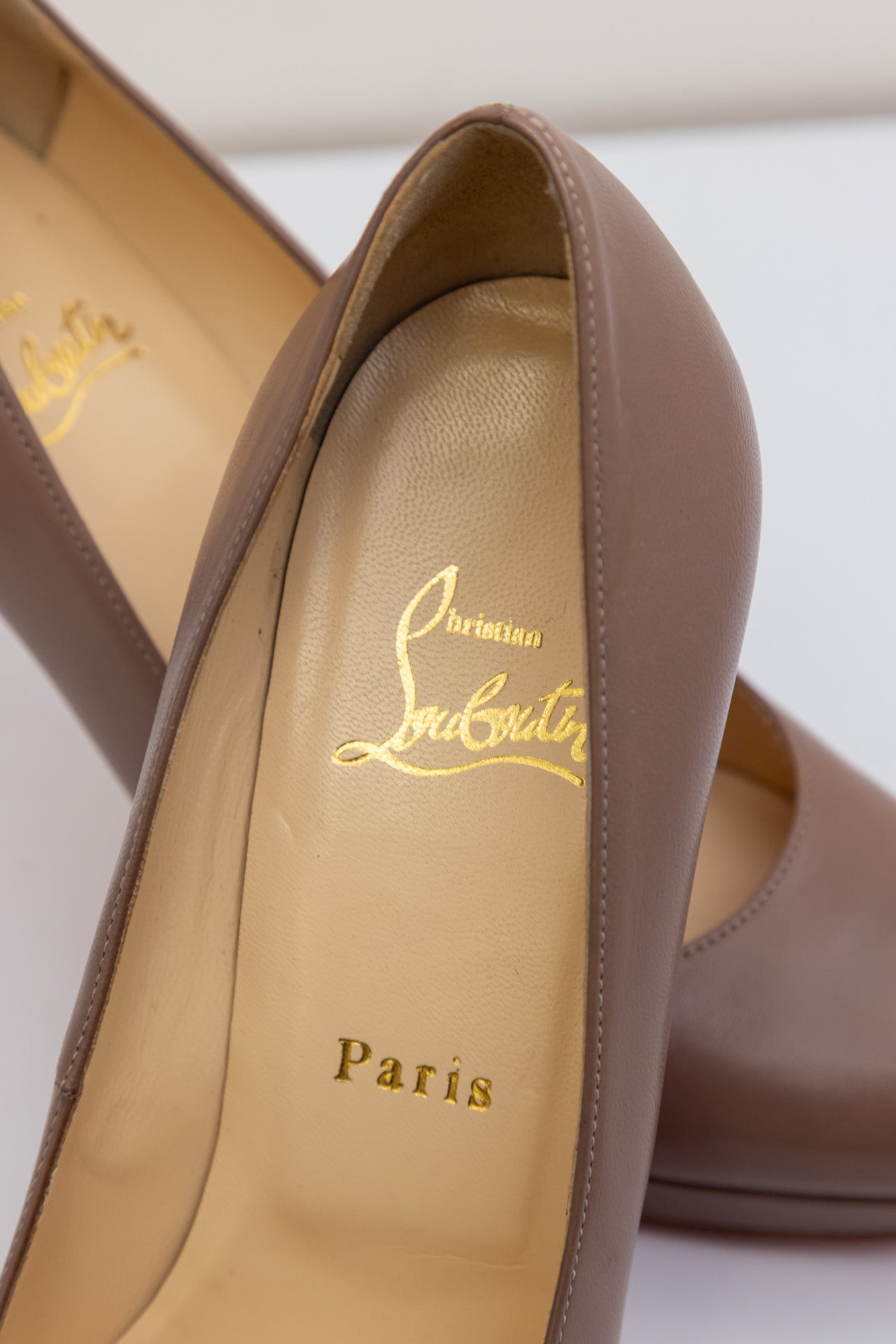 CHRISTIAN LOUBOUTIN Escarpins à plateforme en cuir marron à bout rond