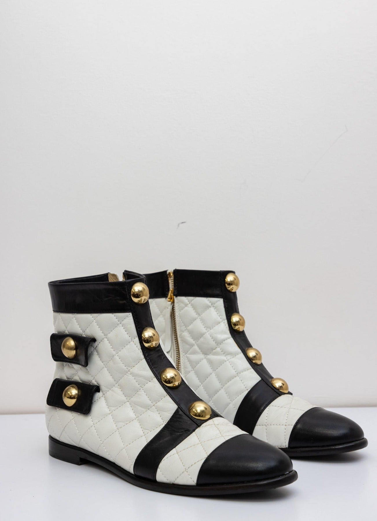 Moschino white and black Matelassé leather boot with buckles