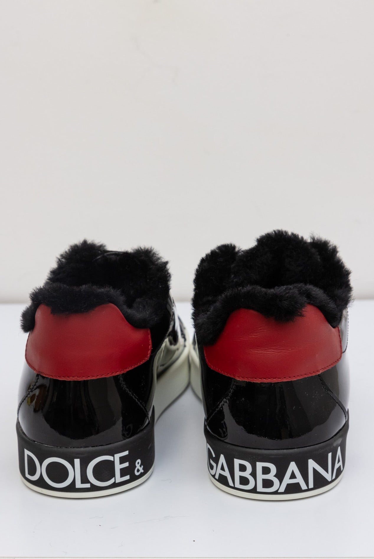 DOLCE &amp; GABBANA Lackleder-Sneaker mit Lammfell