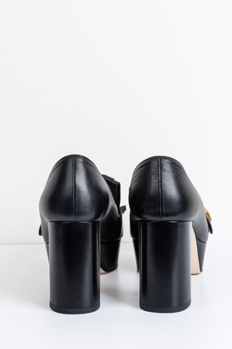 Черные кожаные туфли-лоферы на платформе GUCCI GG Marmont с бахромой