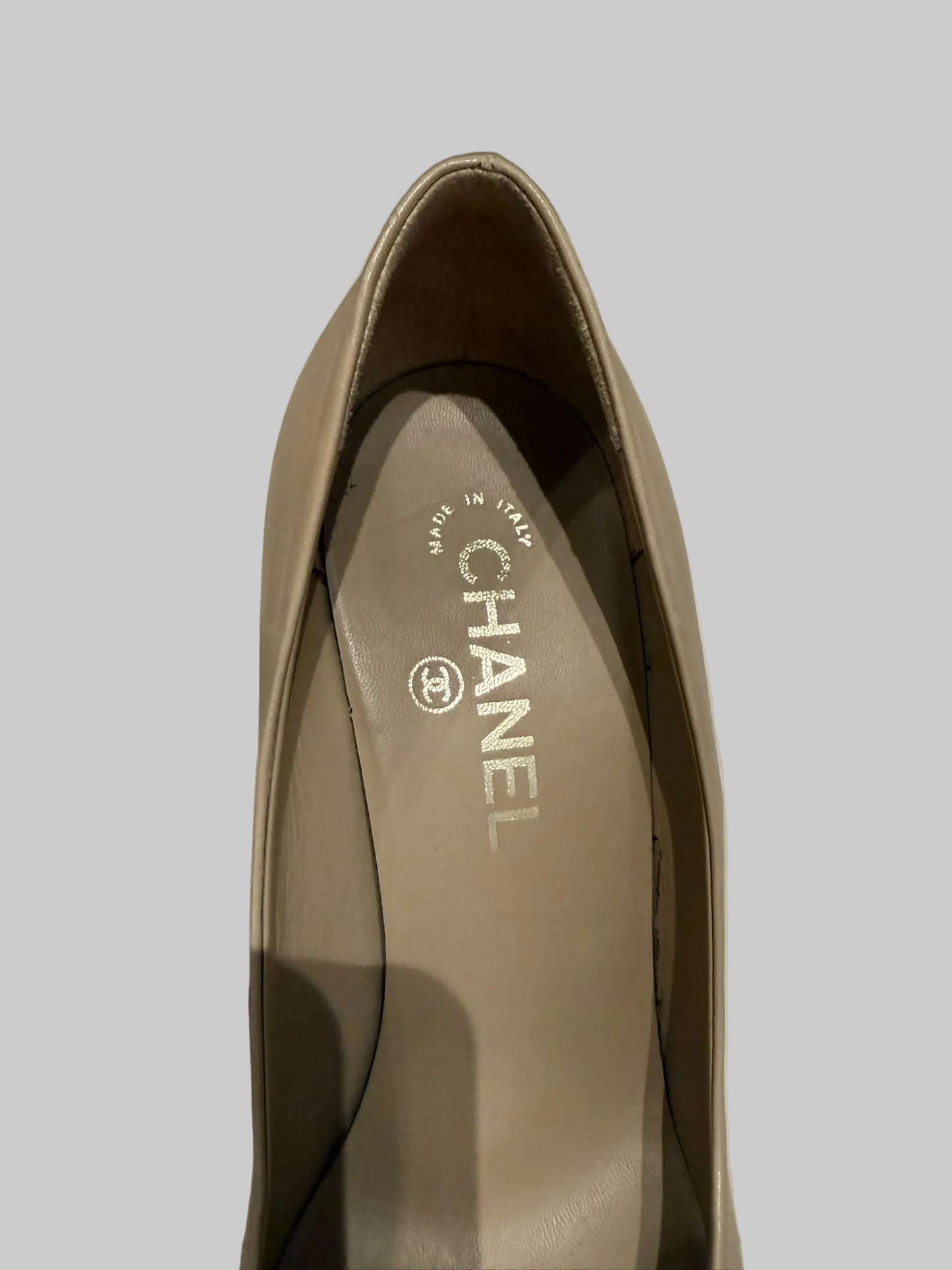 Authentic CHANEL Beige Metallic Gold Leather Cap Toe Chain Pumps IT 38.5 C Excellent Condition