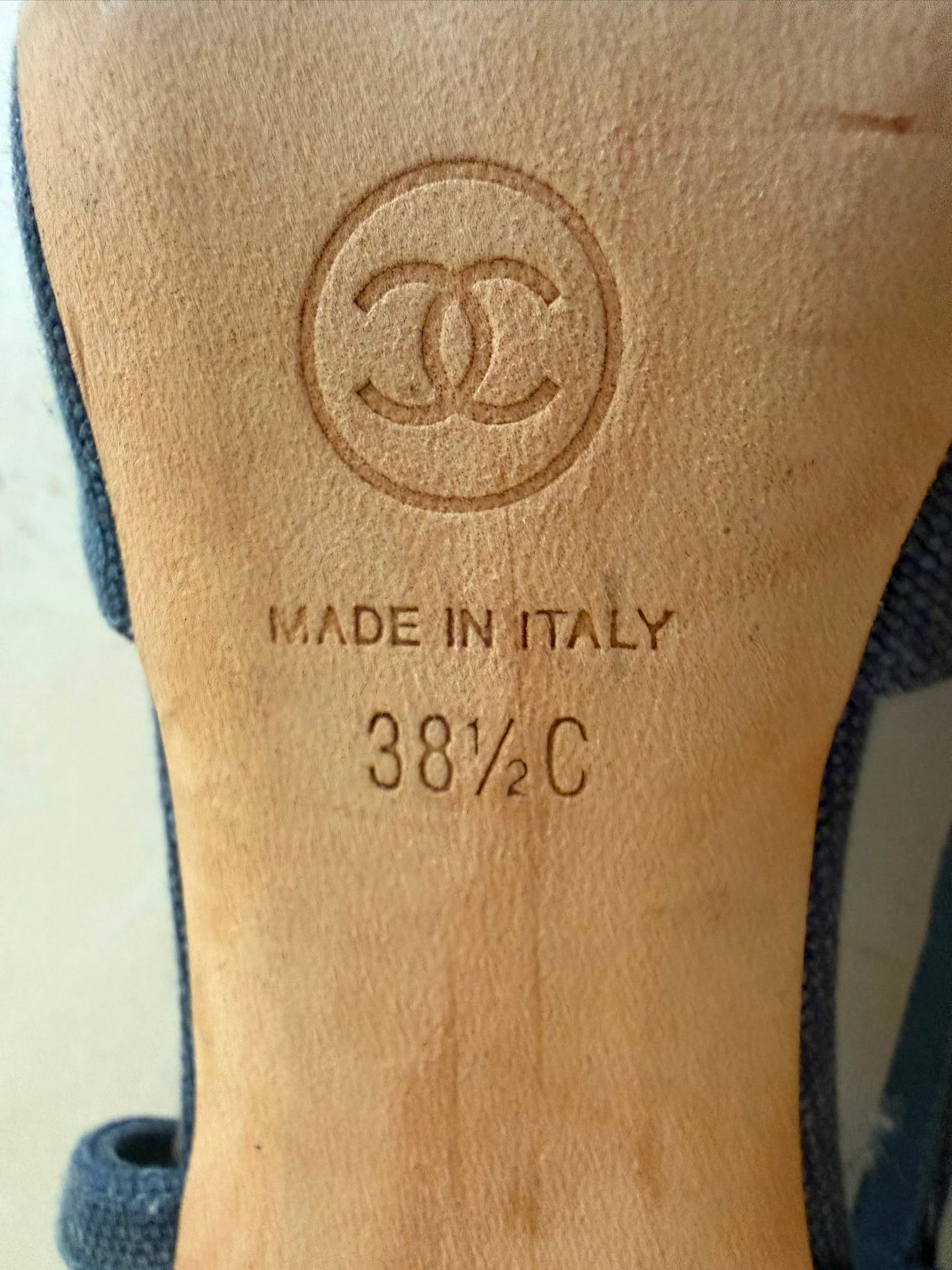 Authentic CHANEL Blue Denim Camellia Slingback Pumps with CC Logo IT 38.5 C Excellent Condition